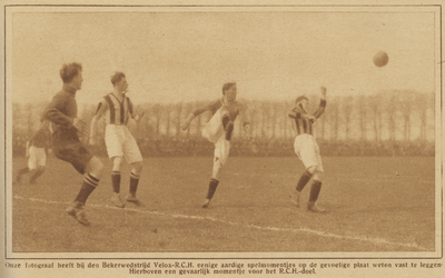 871144 Afbeelding van een spelmoment uit de bekerwedstrijd tussen de voetbalclubs Velox (Utrecht) en R.C.H. (Haarlem) ...